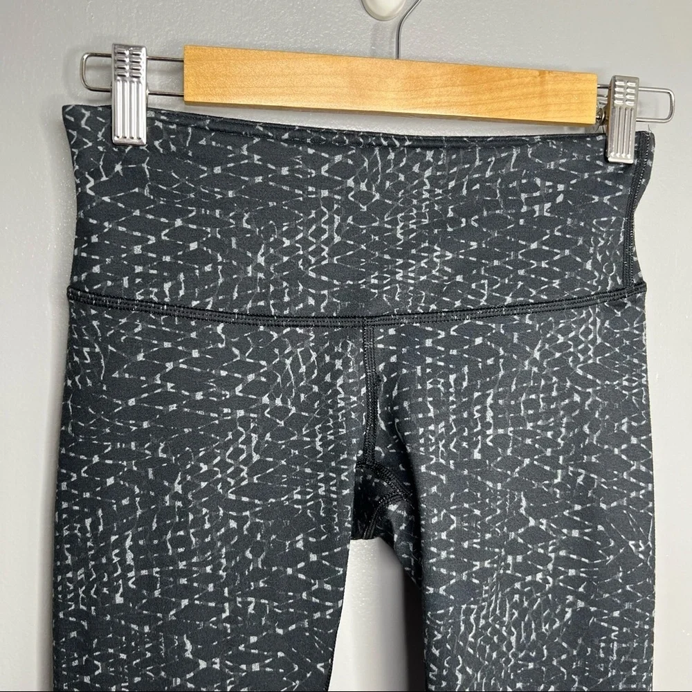 LULULEMON Samba Snake Battleship Black Wunder Under Crop III